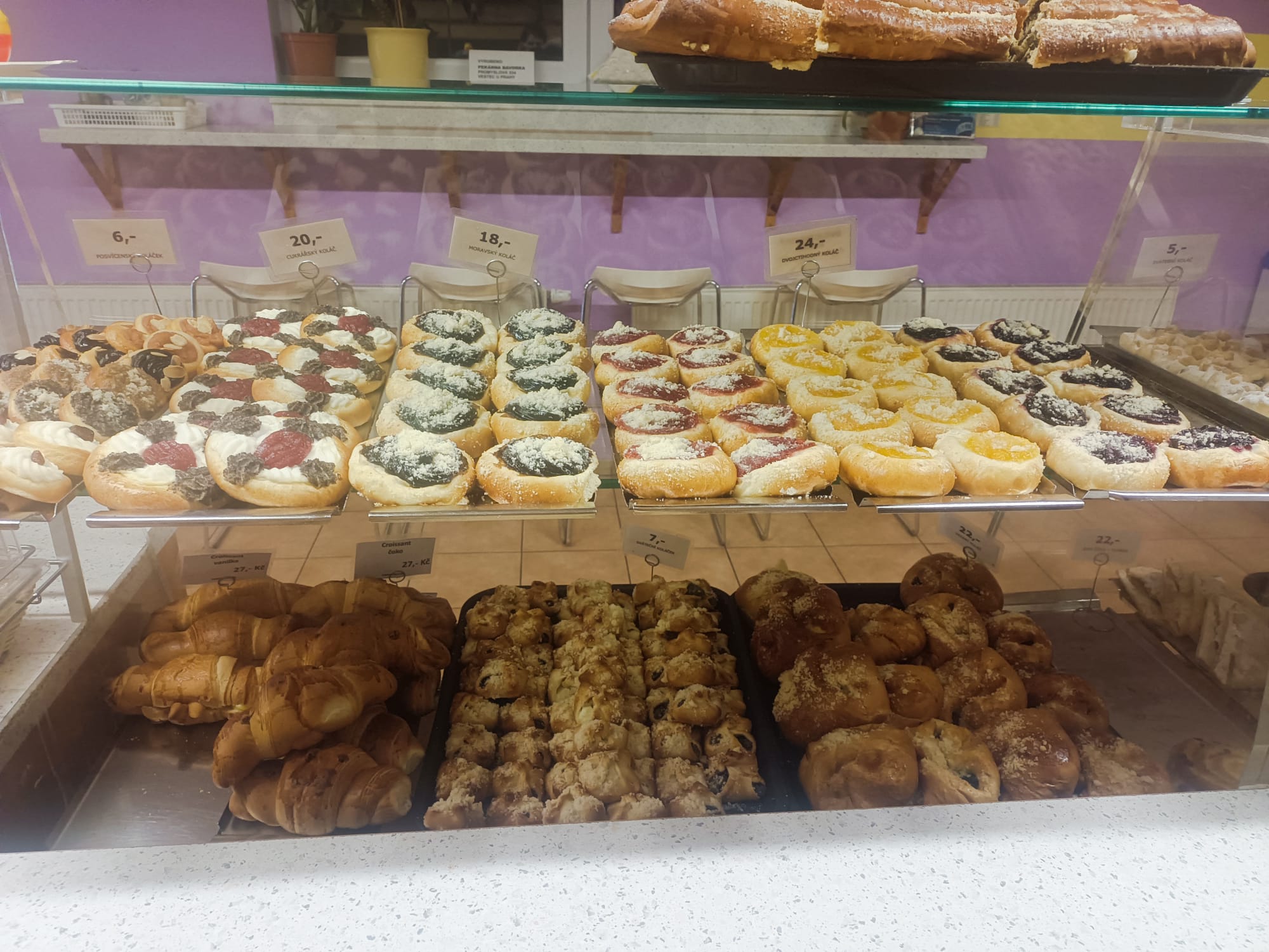 Čerstvý chléb s rozptýlenými zrny